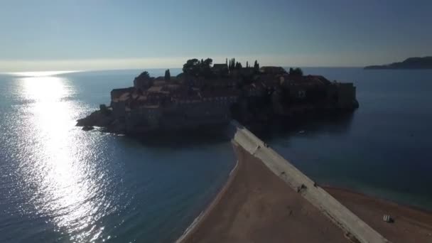 A légi felvétel a Sveti Stefan szigetén — Stock videók