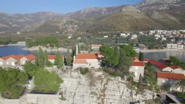 Vista aérea da ilha Sveti Stefan — Vídeo de Stock