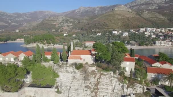 Luchtfoto van eiland Sveti Stefan — Stockvideo