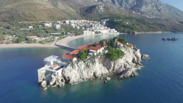 Vista aérea da ilha Sveti Stefan — Vídeo de Stock