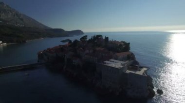 Sveti Stefan Adası'nın havadan görünümü
