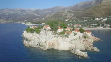 Sveti Stefan Adası'nın havadan görünümü