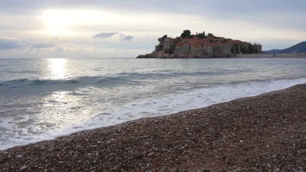 夕暮れ Sveti Stefan の島 — ストック動画