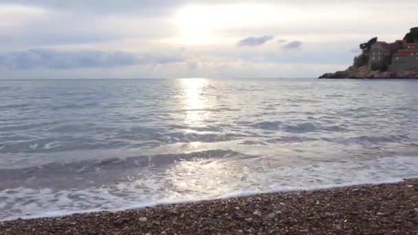 Insel sveti stefan bei Sonnenuntergang — Stockvideo
