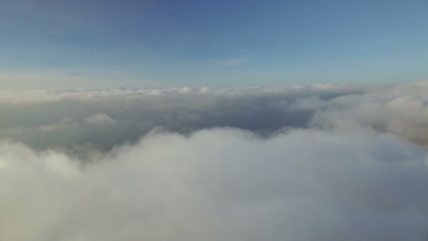 Über den Wolken fliegen — Stockvideo