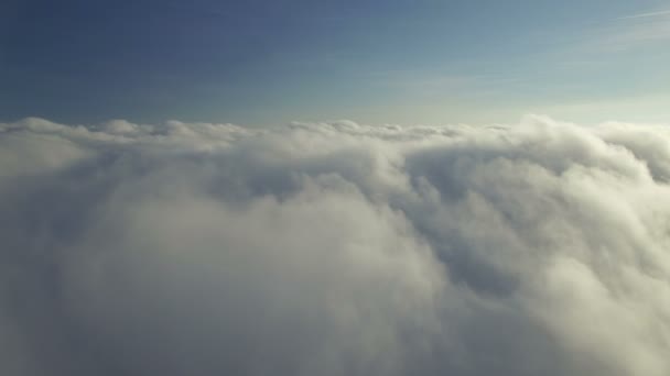 Über den Wolken fliegen — Stockvideo