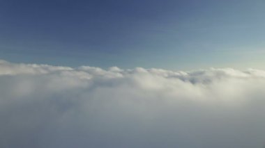Bulutların üzerinde uçarken