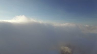 Bulutların üzerinde uçarken