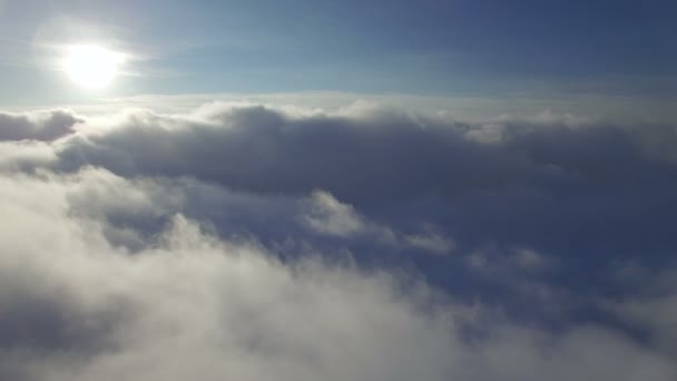 Volando sobre las nubes — Vídeo de stock