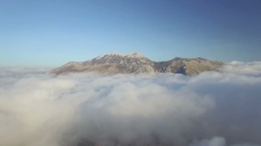 Bulutların üzerinde uçarken