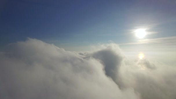 Летая над облаками — стоковое видео