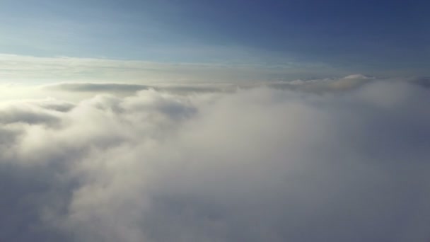 Lecące nad chmurami — Wideo stockowe