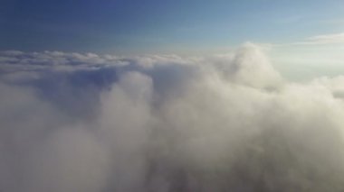 Bulutların üzerinde uçarken