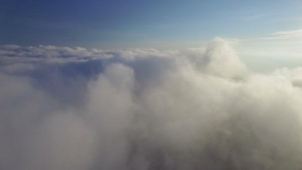 Vliegen boven de wolken — Stockvideo