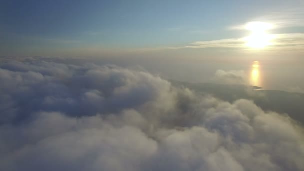 Über den Wolken fliegen — Stockvideo