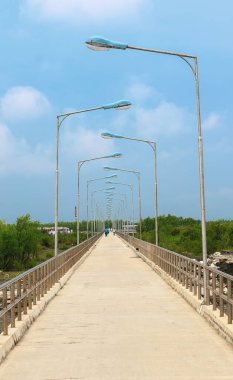 İskele ya da iskele, yaya yolu gezinti güvertesi ve gün doğumunda deniz. Arka plan için iskelenin güzel manzarası. Bangladeş, Karnaphuli Nehri 'nde Boş Jetty.