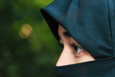 Türbanla kaplanmış güzel bir kadın yüzü. Müslüman bir kızın mükemmel parlak gözleri. Geçmişi olan genç bir kız portresi..