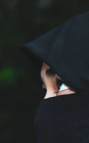 被头巾盖住的漂亮女人的脸 一个穆斯林女孩的完美闪亮的眼睛 具有背景的年轻的Niqab女孩肖像 — 图库照片