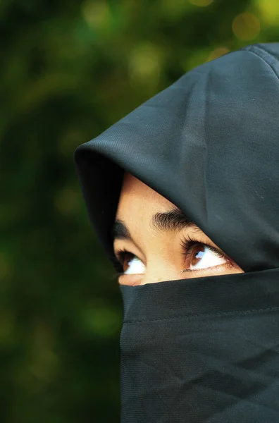 Türbanla Kaplanmış Güzel Bir Kadın Yüzü Müslüman Bir Kızın Mükemmel — Stok fotoğraf