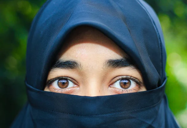 Closeup Beautiful Woman Face Covered Hijab Perfect Shiny Eyes Muslim — Stock Photo, Image