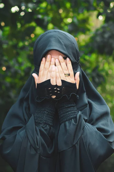 Ασιάτισσα Μουσουλμάνα Κοπέλα Πορτρέτο Του Ευτυχισμένη Όμορφη Νεαρή Γυναίκα Θρησκευόμενη — Φωτογραφία Αρχείου
