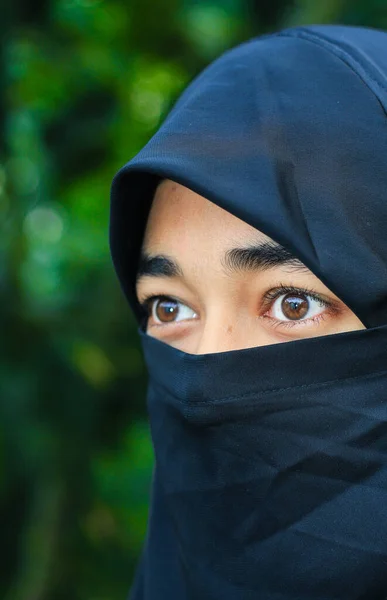 Close Van Mooie Vrouw Gezicht Bedekt Met Hijab Perfecte Glimmende — Stockfoto