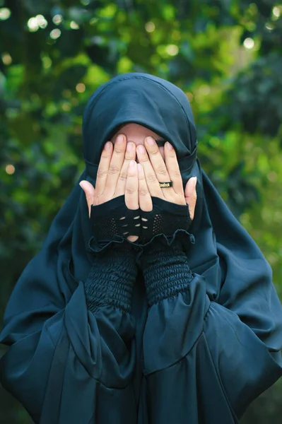 亚洲的穆斯林女孩 这位快乐美丽的宗教女性的画像 戴着面纱头巾 用双手擦拭着眼泪 悲伤地哭泣着 — 图库照片