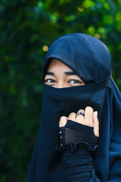 Primer Plano Hermosa Cara Mujer Cubierta Con Hijab Ojos Brillantes —  Fotos de Stock