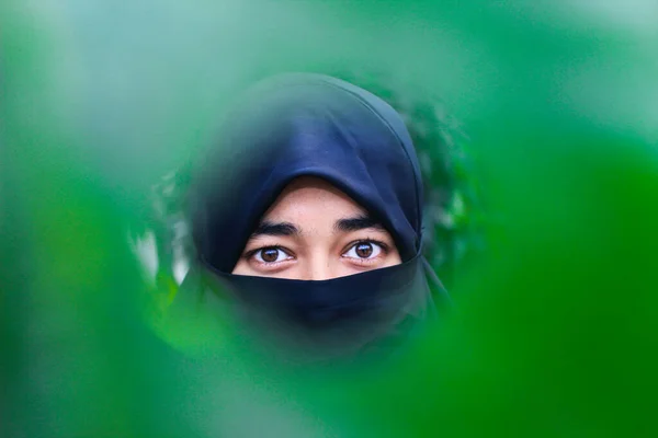 Zbliżenie Pięknej Kobiety Pokrytej Hidżabem Idealne Błyszczące Oczy Muzułmanki Młoda — Zdjęcie stockowe