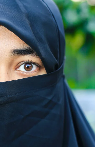 Close Van Mooie Vrouw Gezicht Bedekt Met Hijab Perfecte Glimmende — Stockfoto