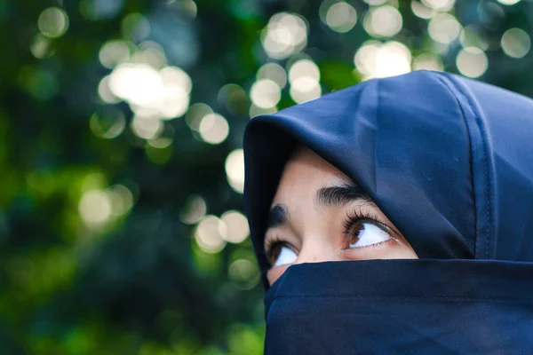 ヒジャーブで覆われた美しい女性の顔の閉鎖 イスラム教徒の少女の完璧な光沢のある目 若いですNiqab女の子のポートレートとともにザ — ストック写真
