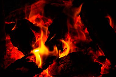 Isı enerji yığını, kırmızı ve sarı, gece boyunca yakıt noktasında termal enerji. Duvar kağıdı için siyah arkaplan ile ateş.