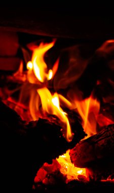 Isı enerji yığını, kırmızı ve sarı, gece boyunca yakıt noktasında termal enerji. Duvar kağıdı için siyah arkaplan ile ateş.