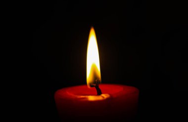 Mumları yakmak, mumları siyah arkaplanda yakmak, mumları karanlıkta yakmak arka plan ve duvar kağıtları için dizayn etmek. Boşluğu kopyala.