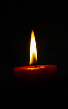 Mumları yakmak, mumları siyah arkaplanda yakmak, mumları karanlıkta yakmak arka plan ve duvar kağıtları için dizayn etmek. Boşluğu kopyala.