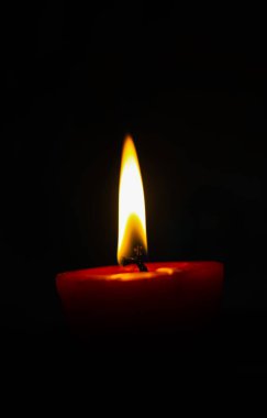 Mumları yakmak, mumları siyah arkaplanda yakmak, mumları karanlıkta yakmak arka plan ve duvar kağıtları için dizayn etmek. Boşluğu kopyala.