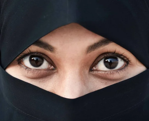 Primer Plano Hermosa Cara Mujer Cubierta Con Hijab Ojos Brillantes — Foto de Stock