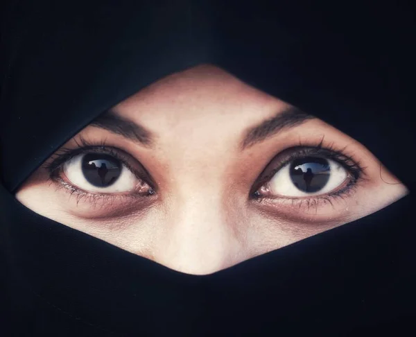 Close Van Mooie Vrouw Gezicht Bedekt Met Hijab Perfecte Glimmende — Stockfoto