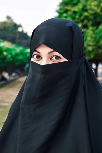Primer Plano Hermosa Cara Mujer Cubierta Con Hijab Ojos Brillantes — Foto de Stock
