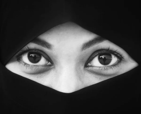 Zbliżenie Pięknej Kobiety Pokrytej Hidżabem Idealne Błyszczące Oczy Muzułmanki Młody — Zdjęcie stockowe