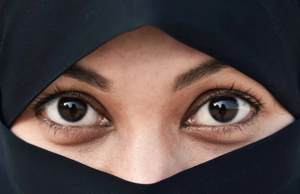 Gros Plan Belle Femme Visage Recouvert Hijab Les Yeux Brillants — Photo