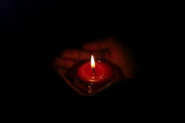 Queimar Uma Vela Nas Mãos Uma Rapariga Velas Natal Luz — Fotografia de Stock