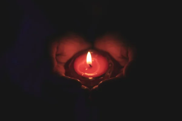 Vela Ardiendo Las Manos Una Chica Velas Navidad Luz Las — Foto de Stock