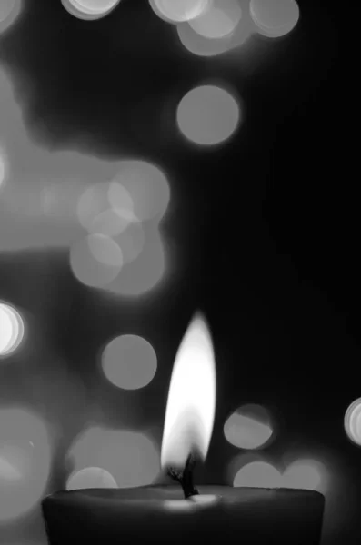 Свічка Світиться Темряві Барвистими Світловими Ефектами Боке Урочистих Моментів Шпалер — стокове фото
