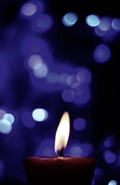 Karanlığın Içindeki Mum Işıkları Renkli Işık Efektleriyle Kutsal Anlar Duvar — Stok fotoğraf