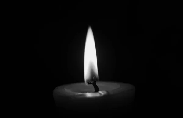 キャンドルの照明 黒の背景にろうそくを燃焼 暗闇の中でキャンドル 背景と壁紙のためのデザイン コピースペース — ストック写真