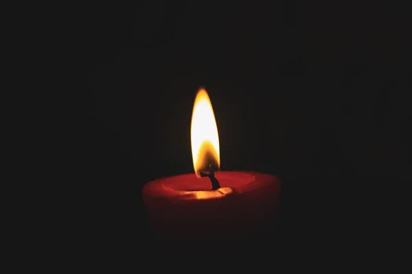 Mumları yakmak, mumları siyah arkaplanda yakmak, mumları karanlıkta yakmak arka plan ve duvar kağıtları için dizayn etmek. Boşluğu kopyala.