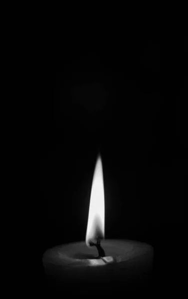 Encender Velas Velas Ardientes Sobre Fondo Negro Velas Oscuridad Diseño — Foto de Stock