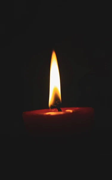 Kerzen Anzünden Brennende Kerzen Auf Schwarzem Hintergrund Kerzen Dunkeln Design — Stockfoto