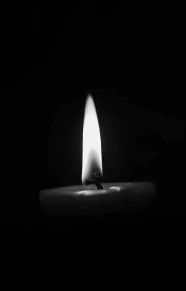 Encender Velas Velas Ardientes Sobre Fondo Negro Velas Oscuridad Diseño — Foto de Stock